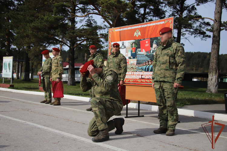 Военнослужащие спецподразделений Сибирского округа Росгвардии прошли испытания на право ношения крапового берета