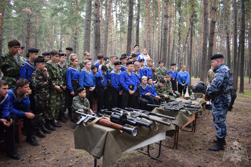 В рамках акции "Каникулы с Росгвардией" сотрудники ОМОН Управления Росгвардии по Новосибирской области провели Урок мужества в детском оздоровительном центре  