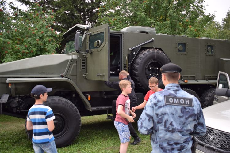 В Новосибирской области росгвардейцы организовали выставку вооружения и военной техники на олимпиаде юных геологов