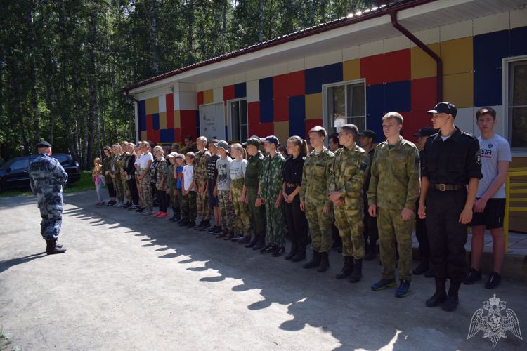 В Новосибирской области в детском оздоровительном лагере "Дзержинец" состоялось открытие традиционной профильной смены «Тропа Мужества»