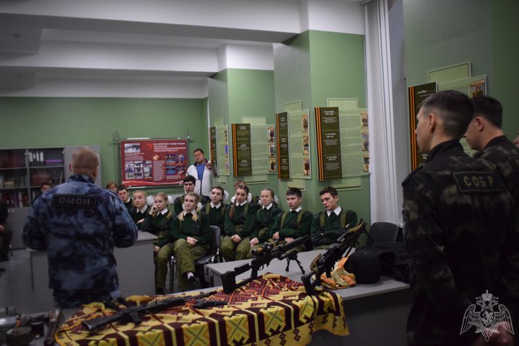 Сотрудники спецподразделений Росгвардии провели урок мужества для воспитанников центра патриотического воспитания «Пост №1»