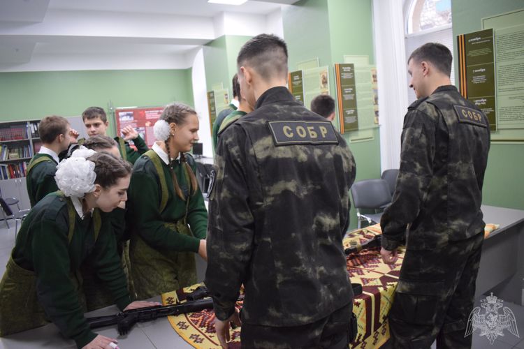 Сотрудники спецподразделений Росгвардии провели урок мужества для воспитанников центра патриотического воспитания «Пост №1»