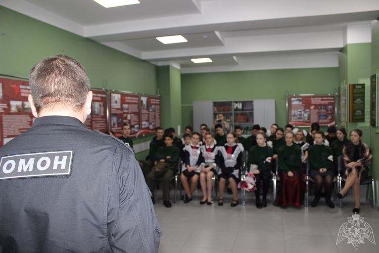 В Новосибирске учащиеся подшефной школы Росгвардии приняли участие в несении почетной Вахты Памяти у Вечного огня Мемориального ансамбля «Монумент славы воинов-сибиряков»