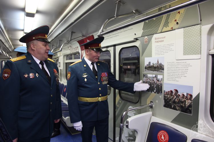 В новосибирском метро запустили тематический вагон, посвящённый юбилею военного института Росгвардии