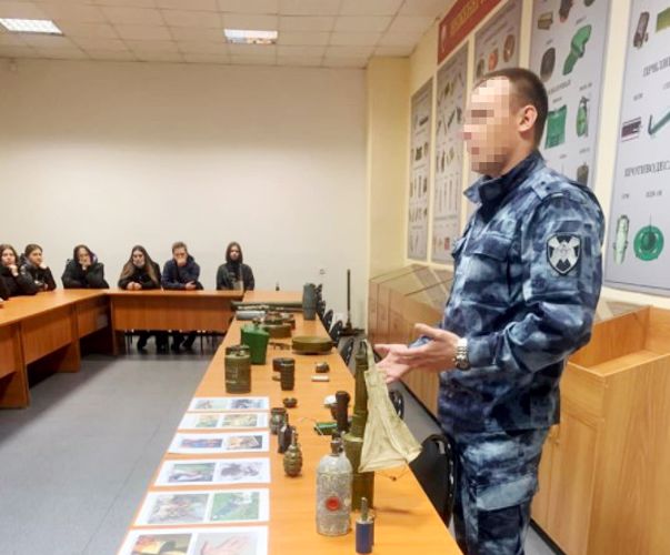 Сотрудники ОМОН Управления Росгвардии по Новосибирской области провели для студентов урок мужества