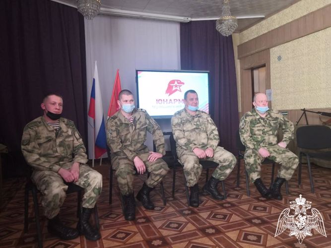 Военнослужащие Росгвардии рассказали подросткам о своей профессии 