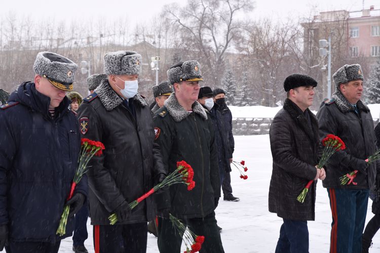 В Новосибирске военнослужащие и сотрудники Росгвардии почтили память воинов, вставших на защиту своей Родины