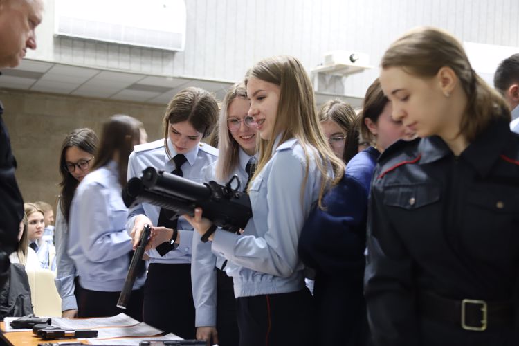 В преддверии профессионального праздника сотрудники Росгвардии встретились со студентами техникума