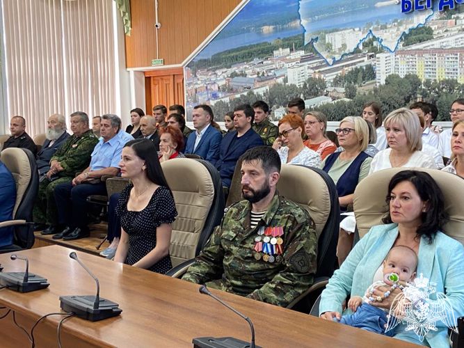 Семье погибшего росгвардейца - участника спецоперации передали орден Мужества