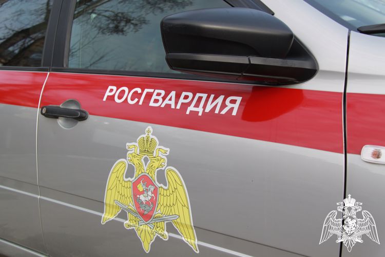 Экипаж вневедомственной охраны Росгвардии задержал гражданина, повредившего имущество банка