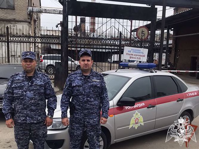 Более 70 человек эвакуировали сотрудники Росгвардии из охваченного огнем хлебозавода в Новосибирске