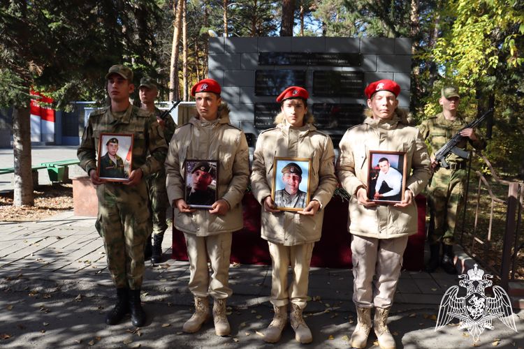 Военнослужащие Росгвардии приняли участие в открытии мемориальных плит землякам-героям, погибшим при проведении специальной военной операции на Украине