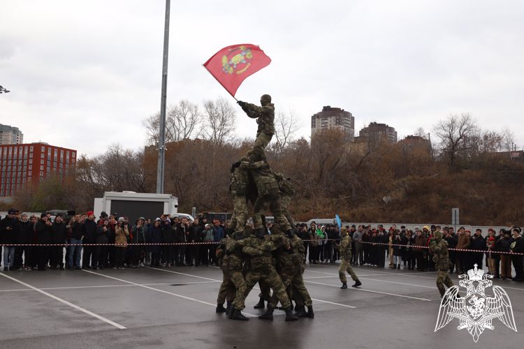 Военнослужащие и сотрудники Росгвардии присоединились к акции «День призывника» в Новосибирске