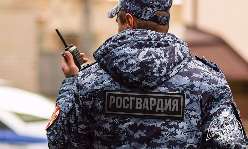 В Новосибирске сотрудники Росгвардии оказали содействие медицинским работникам в госпитализации неадекватного пациента