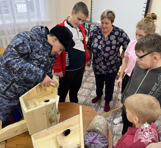 В Новосибирской области сотрудники Росгвардии провели для детей мастер- класс по изготовлению скворечников