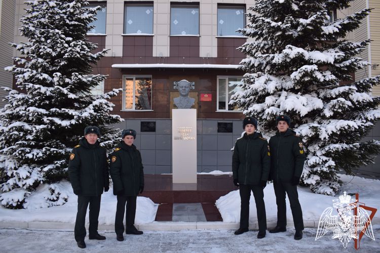 Курсантов военного института Росгвардии поощрили благодарственными письмами за спасение граждан на пожаре