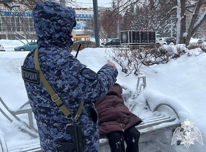 Cотрудники Росгвардии оказали помощь пожилой женщине, которой стало плохо на улице