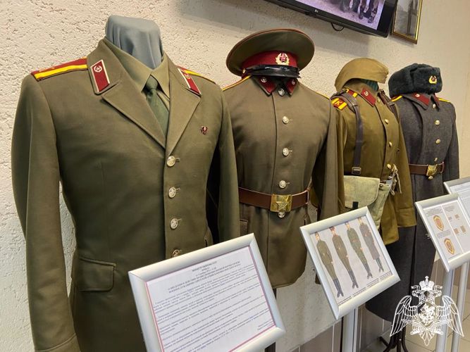 В Новосибирском военном институте Росгвардии собрали образцы форменного обмундирования курсантов разных времен (видео)