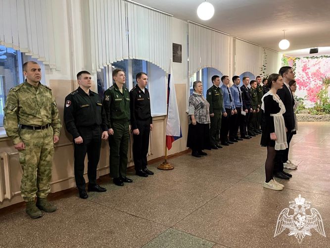 Сотрудники и военнослужащие Росгвардии провели уроки мужества для воспитанников подшефных учреждений