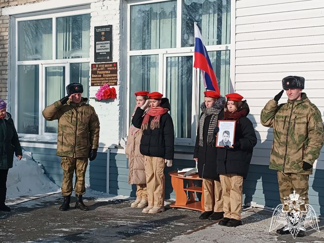 Мемориальную доску военнослужащему Росгвардии, погибшему при исполнении воинского долга установили в Новосибирской области