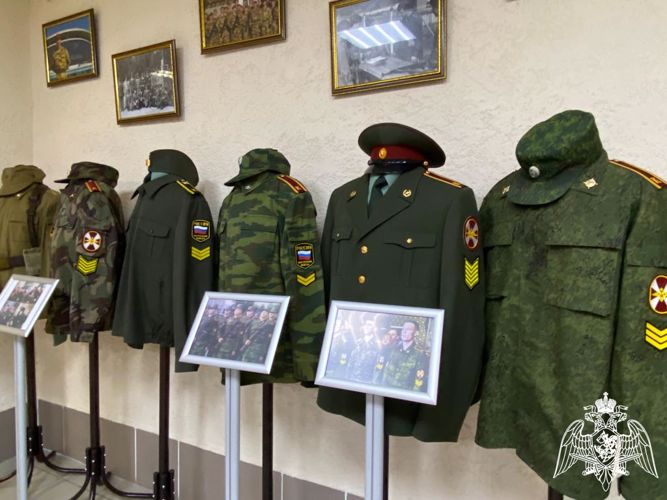 В Новосибирском военном институте Росгвардии собрали образцы форменного обмундирования курсантов разных времен (видео)