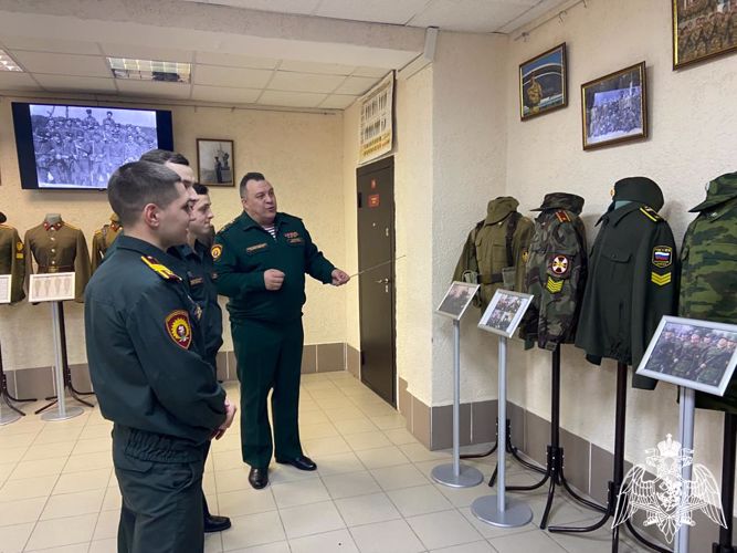 В Новосибирском военном институте Росгвардии собрали образцы форменного обмундирования курсантов разных времен (видео)