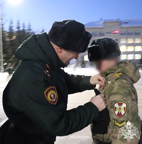 Курсанту Новосибирского военного института Росгвардии – участнику специальной военной операции вручили Георгиевский Крест