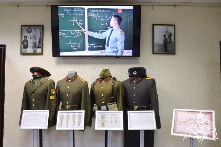 В Новосибирском военном институте Росгвардии собрали образцы форменного обмундирования курсантов разных времен (видео)