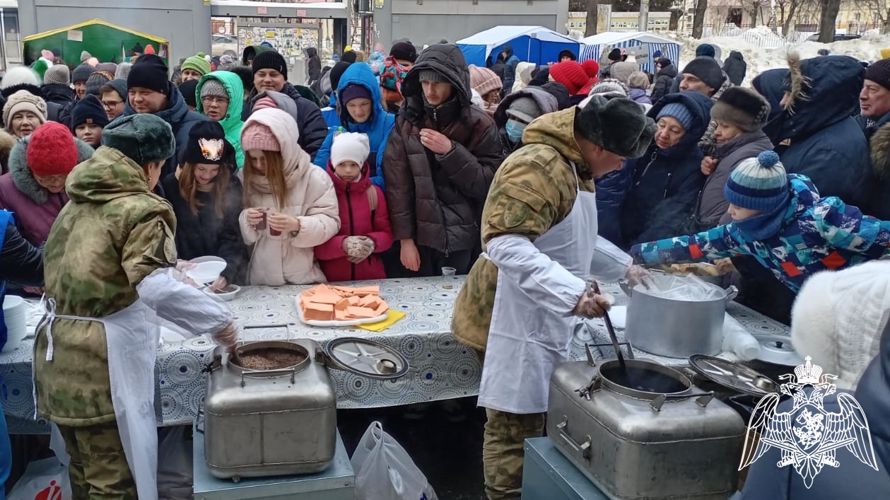 Военнослужащие Росгвардии подготовили масленичные угощения для новосибирцев
