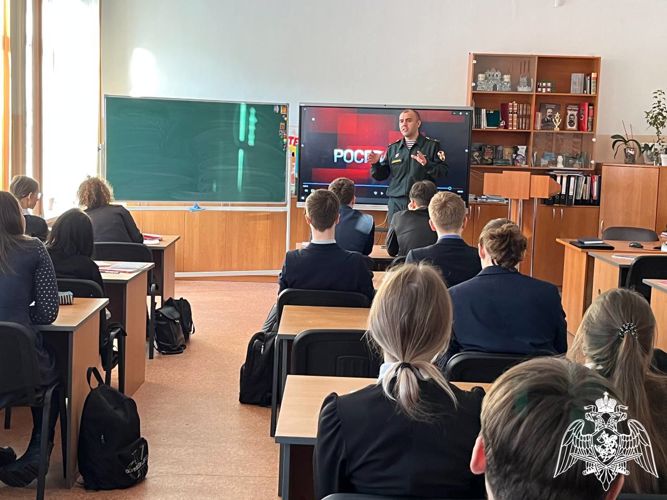 В Новосибирске в рамках акции «Дни Росгвардии» учащимся подшефной школы рассказали о службе в ведомстве