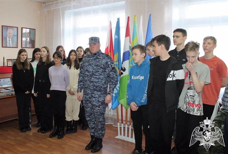 В Новосибирской области сотрудники Росгвардии в преддверии Дня войск национальной гвардии РФ провели встречу со школьниками