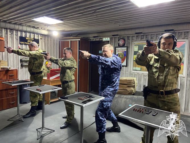В Новосибирске сотрудники и военнослужащие Росгвардии  соревновались в стрельбе из боевого оружия