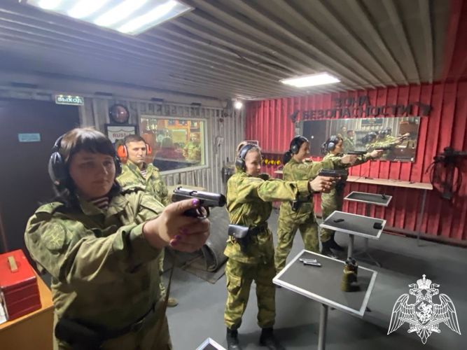 В Новосибирске сотрудники и военнослужащие Росгвардии соревновались в стрельбе из боевого оружия