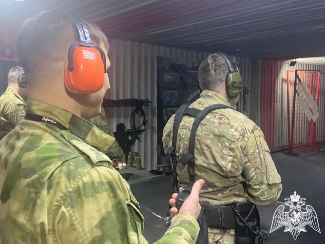 В Новосибирске сотрудники и военнослужащие Росгвардии  соревновались в стрельбе из боевого оружия