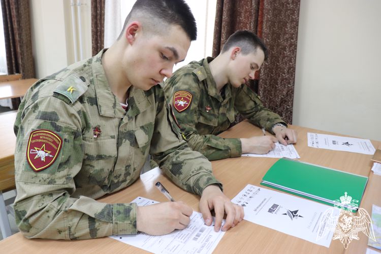 В Новосибирске росгвардейцы присоединились к исторической акции «Диктант Победы»
