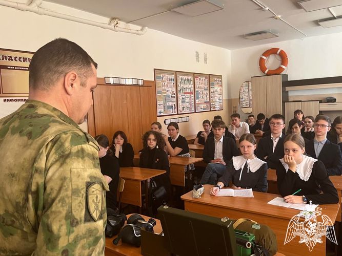Военнослужащие Росгвардии провели занятие по РХБ защите с Новосибирскими школьниками