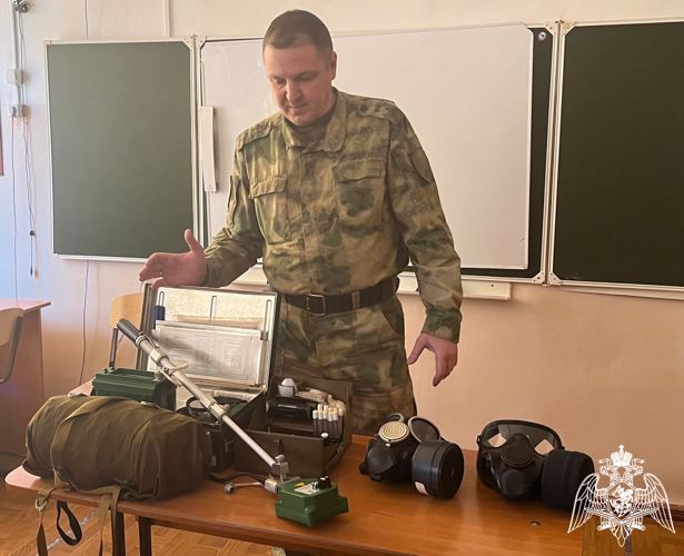Военнослужащие Росгвардии провели занятие по РХБ защите с Новосибирскими школьниками