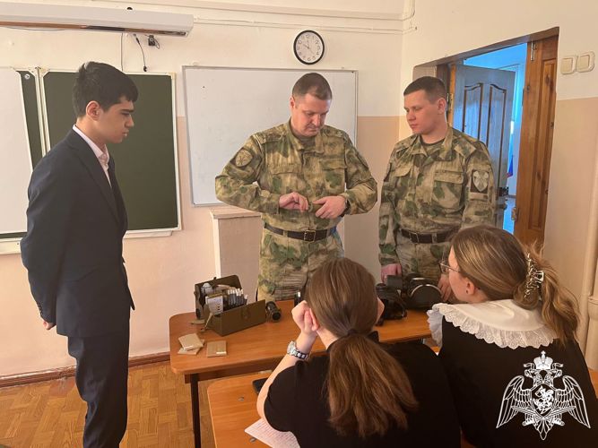 Военнослужащие Росгвардии провели занятие по РХБ защите с Новосибирскими школьниками