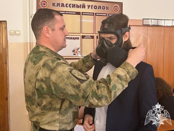 Военнослужащие Росгвардии провели занятие по РХБ защите с Новосибирскими школьниками