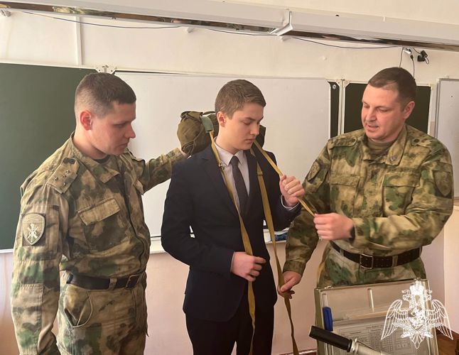 Военнослужащие Росгвардии провели занятие по РХБ защите с Новосибирскими школьниками