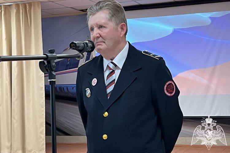 Командир новосибирского ОМОН «Сибирь» провел с учащимися колледжа патриотический урок (видео)