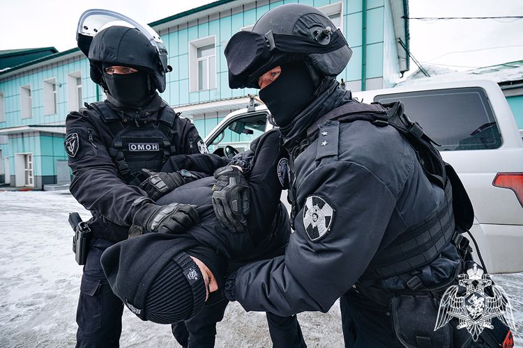 ОМОН на транспорте Росгвардии оказал содействие в пресечении незаконной игорной деятельности в Новосибирске