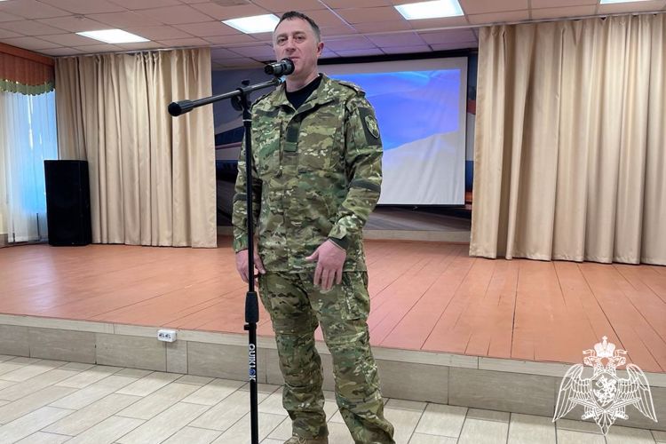 Командир новосибирского ОМОН «Сибирь» провел с учащимися колледжа патриотический урок (видео)