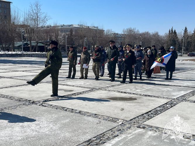 В Новосибирске сотрудники и военнослужащие Росгвардии встретили участников всероссийского автопробега «Дорога к Победе»  