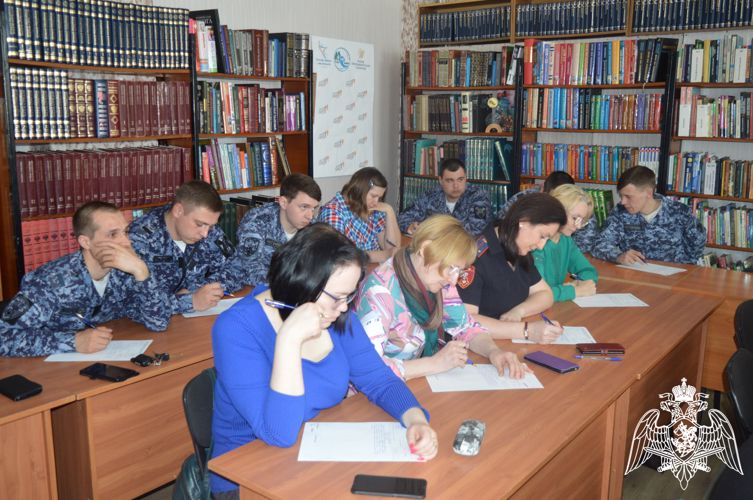 В Новосибирcкой области сотрудники вневедомственной охраны Росгвардии приняли участие в «Тотальном диктанте»