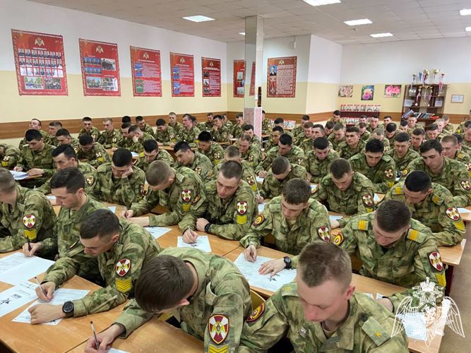 В Новосибирске росгвардейцы присоединились к исторической акции «Диктант Победы»