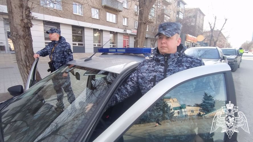 В Новосибирске патруль вневедомственной охраны Росгвардии по горячим следам задержал подозреваемого в краже из автомобиля