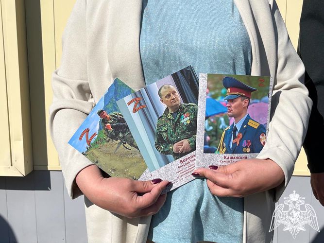 В Новосибирске отряду спецназа Росгвардии переданы тетради с изображением героев спецоперации