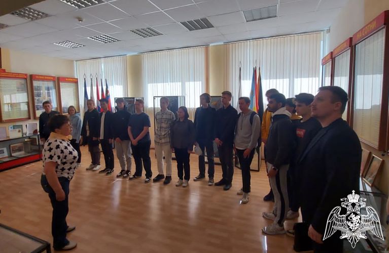 В Новосибирске военнослужащие и сотрудники Росгвардии организовали для школьников день открытых дверей