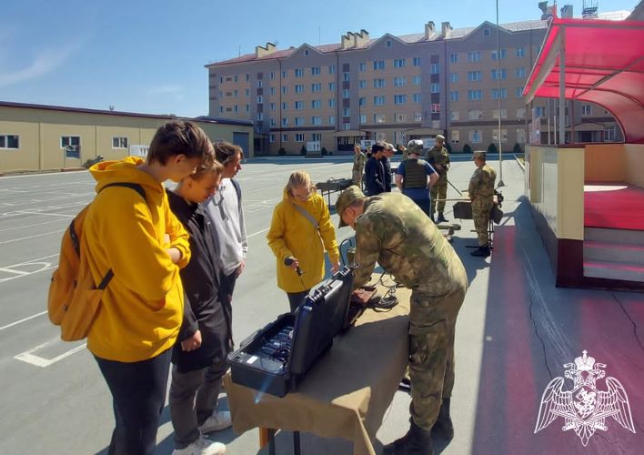 В Новосибирске военнослужащие и сотрудники Росгвардии организовали для школьников день открытых дверей
